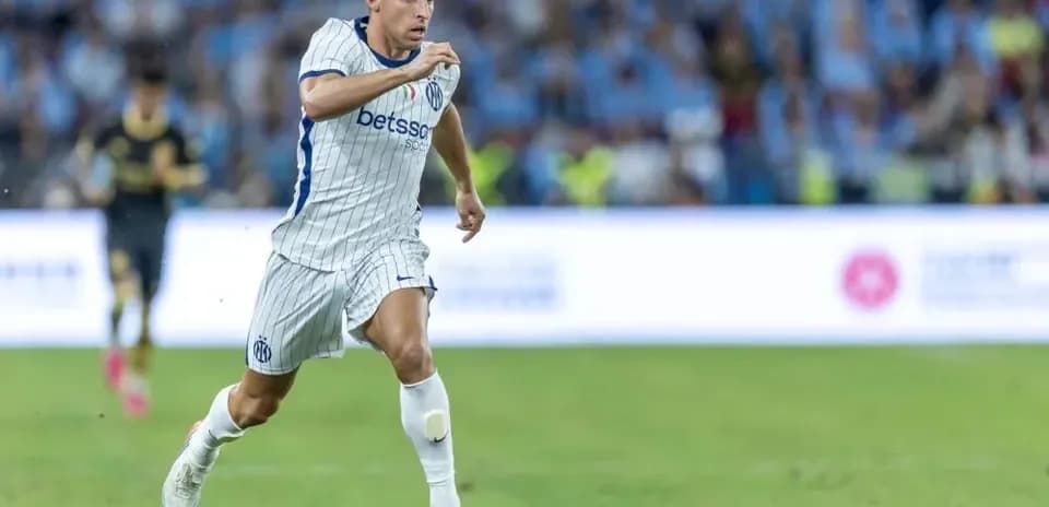 Futbolchi to'pni olib borayotgan paytda