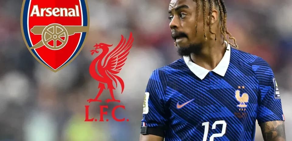Futbolchi Fransiya formasida, Arsenal va Liverpool logotiplari