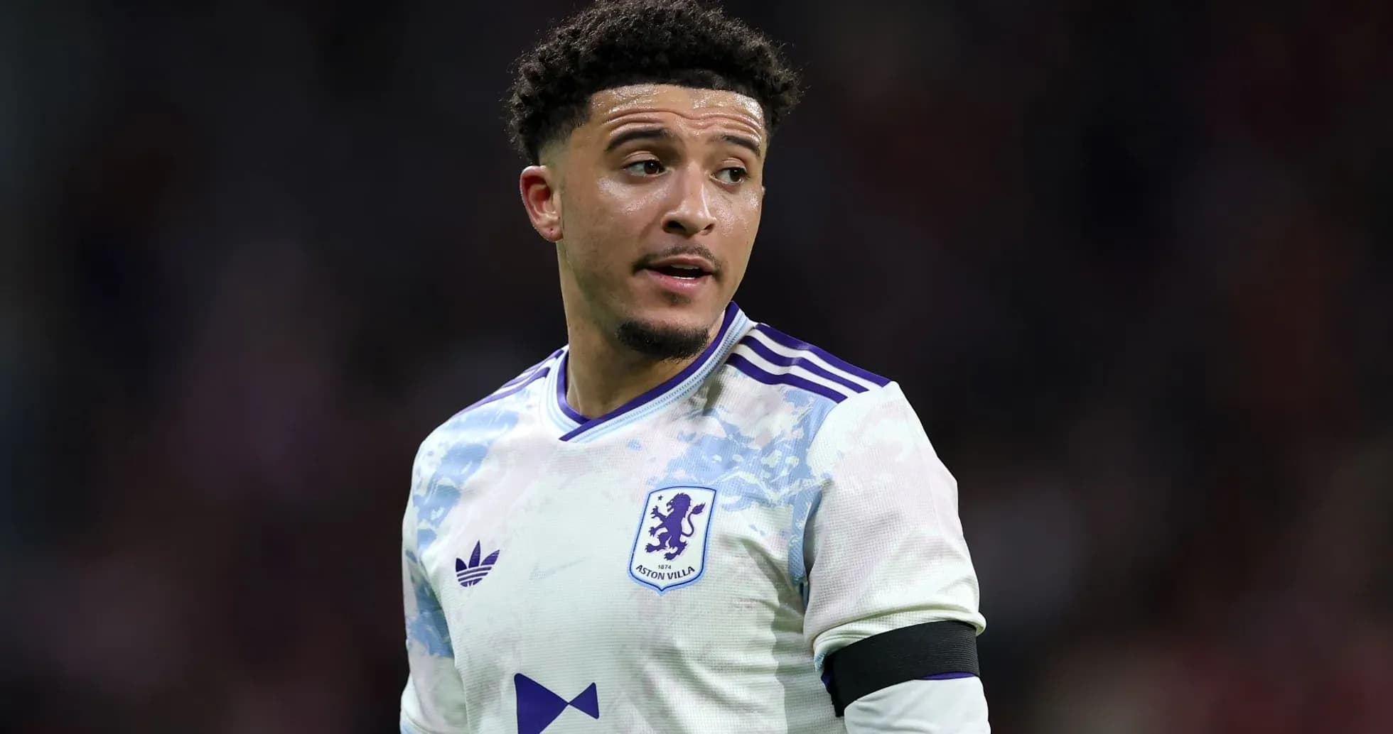 Futbolchi Aston Villa formasi bilan maydonda