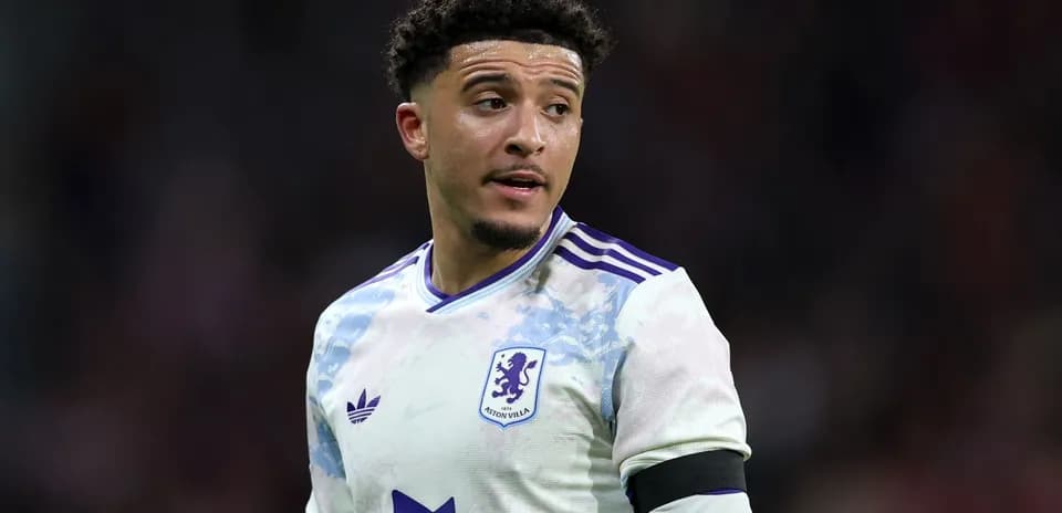 Futbolchi Aston Villa formasi bilan maydonda