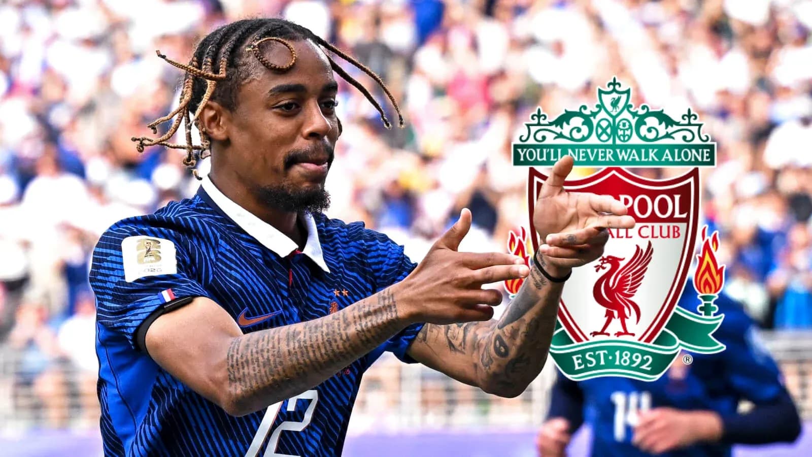 Futbolchi maydonda Liverpool logotipi bilan