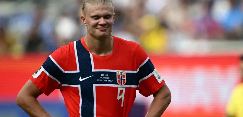Futbolchi Norvegiya formasida maydonda turibdi