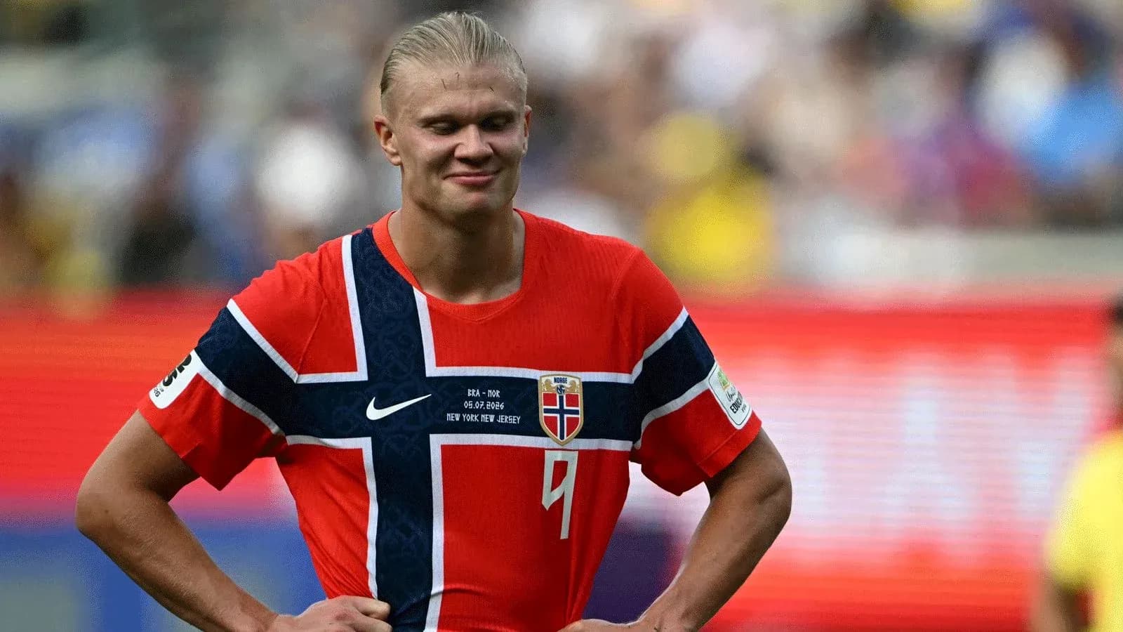 Futbolchi Norvegiya formasida maydonda turibdi