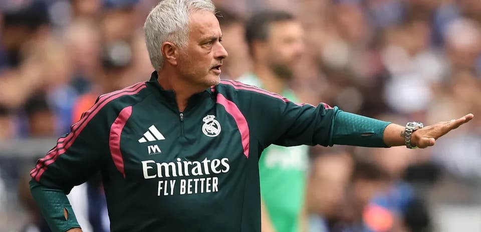 Murinho o'yin davomida jamoasiga ko'rsatma berayotgan