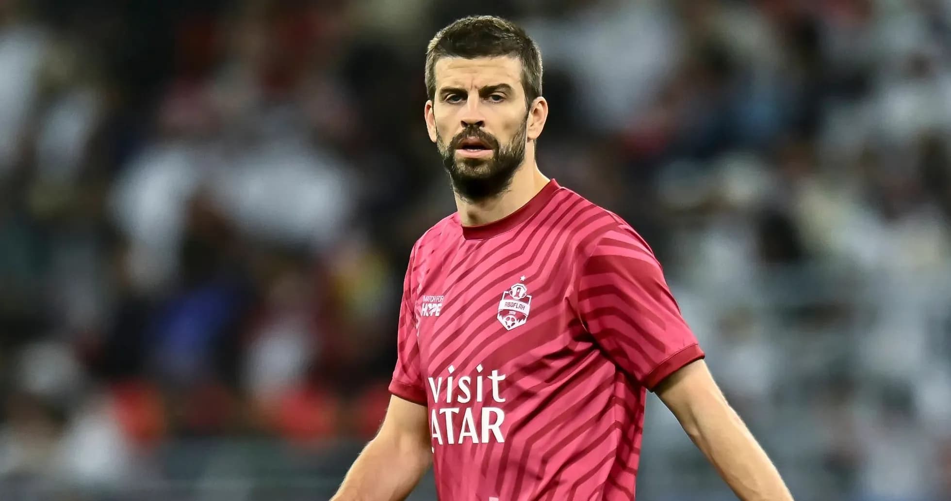 Futbolchi o'yin davomida maydonda turibdi