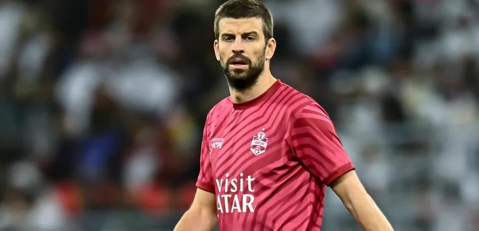 Futbolchi o'yin davomida maydonda turibdi