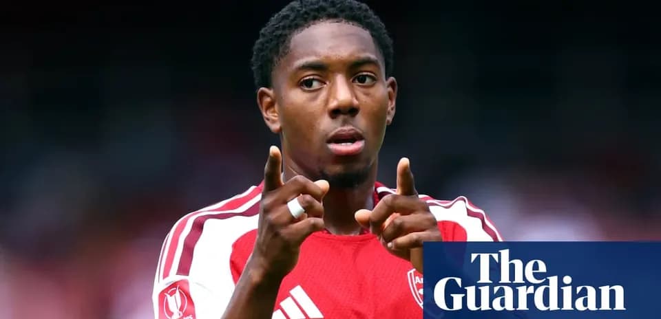 Futbolchi maydonga ishora berayotgan holatda