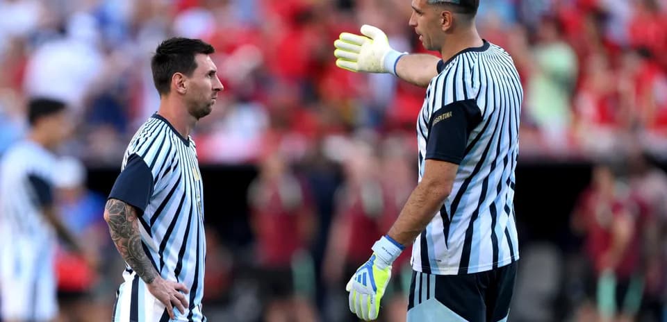 Messi and goalkeeper discussing during warm-up