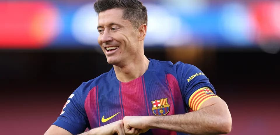 Futbolchi Robert Lewandowski Barcelona formasida