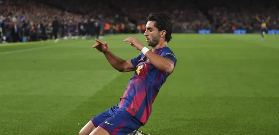 Futbolchi gol urib, maydonda sevinch bilan