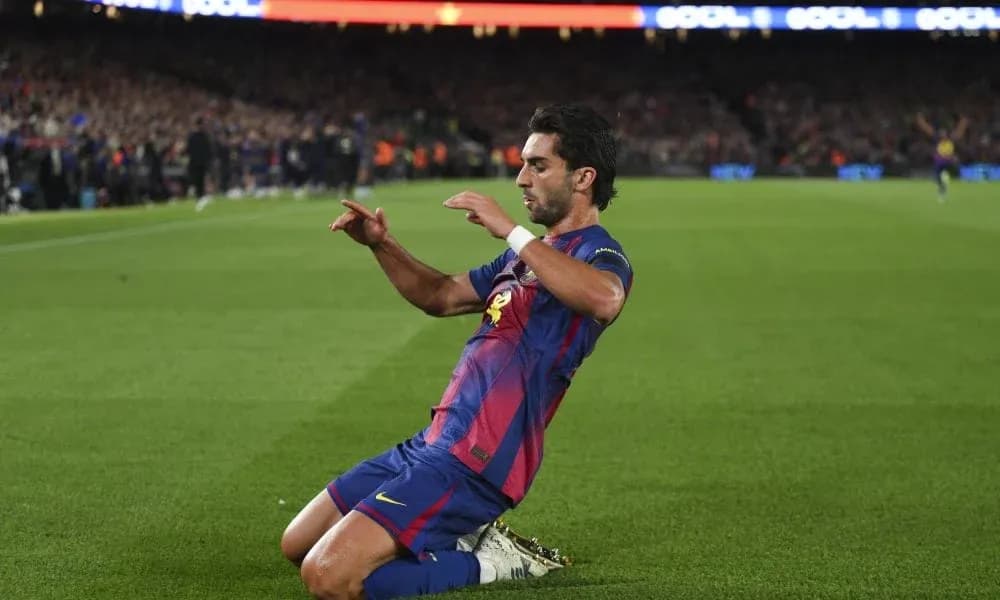 Futbolchi gol urib, maydonda sevinch bilan