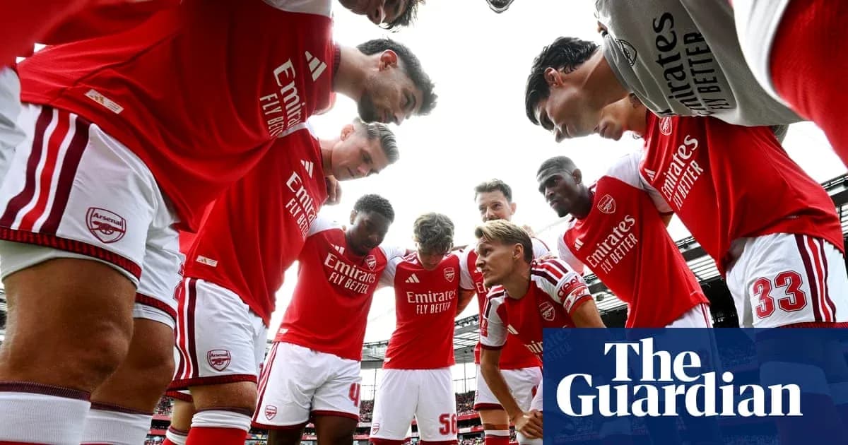 Arsenal players huddled together before match