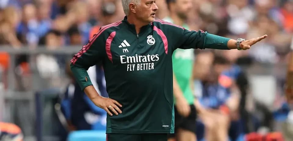 Murinho taktikalar berayotgan futbol murabbiyi