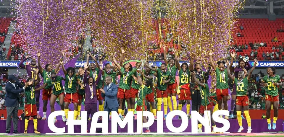 Kameroon ayollari futbol jamoasi chempionlikni nishonlayapti