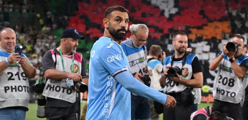 Futbolchi maydonda fotojurnalistlarga yaqinlashmoqda