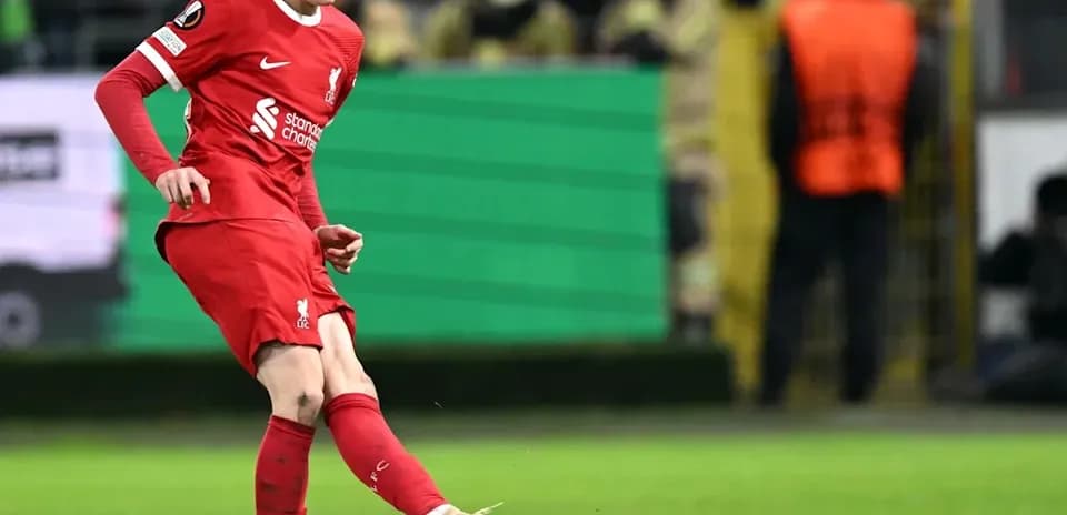 O'yinchi to'pni tepayotgan futbol maydonida