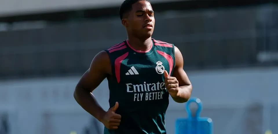 Futbolchi Real Madrid treningda yugurmoqda