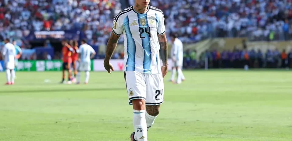 Futbolchi maydonda Argentina formasida yurmoqda