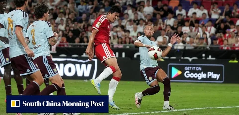 O'yin davomida to'pni ushlayotgan futbolchilar