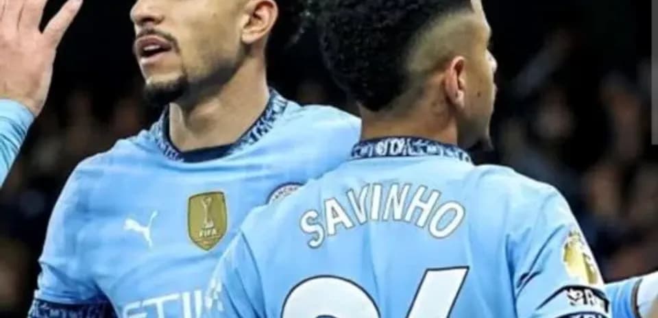 Futbolchilar bir-biriga qarab nishonlayapti