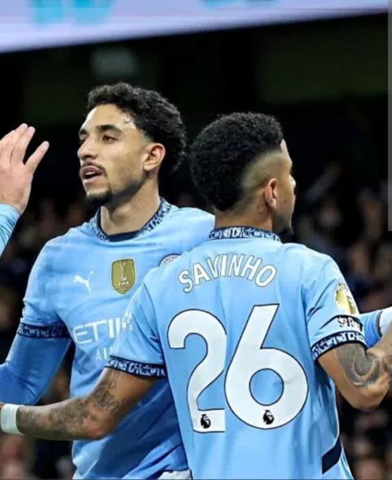 Futbolchilar bir-biriga qarab nishonlayapti