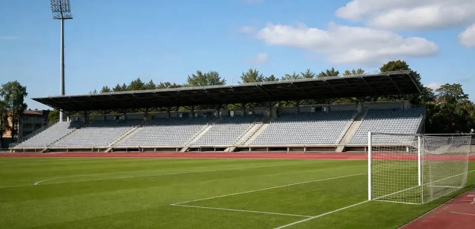 Bo'sh futbol maydoni va stadion tomoshabin o'rindiqlari