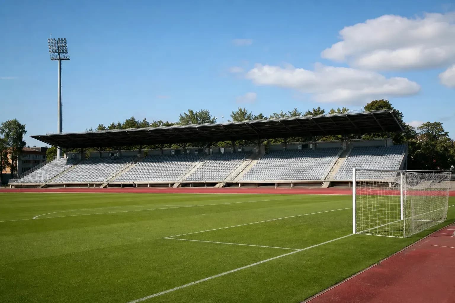 Bo'sh futbol maydoni va stadion tomoshabin o'rindiqlari