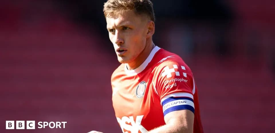 Futbolchi maydonda harakatda, jamoa formasida