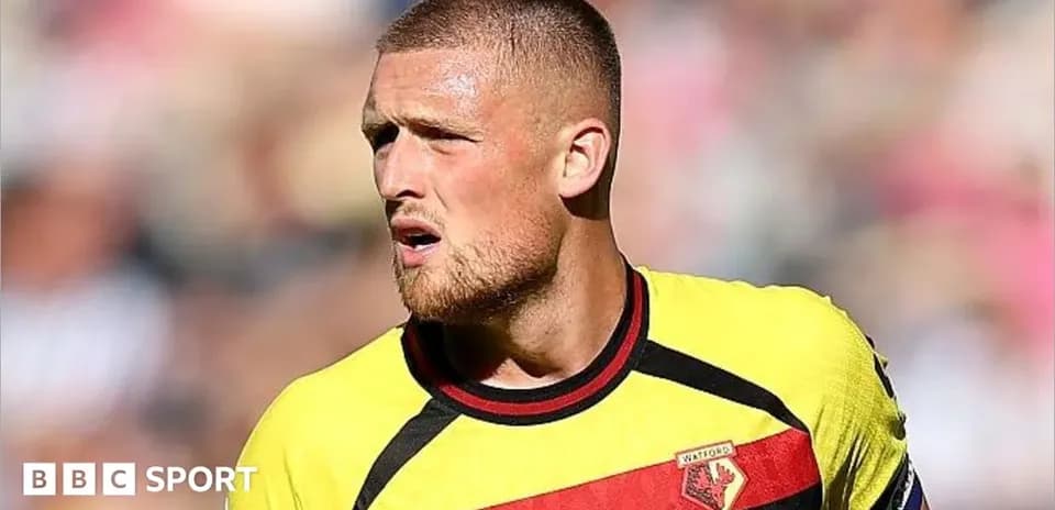 Futbolchi Watford formasida maydonda harakatlanmoqda