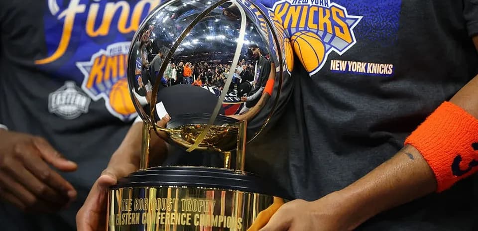 O'yinchilar Bob Cousy trophy bilan kutub turishmoqda