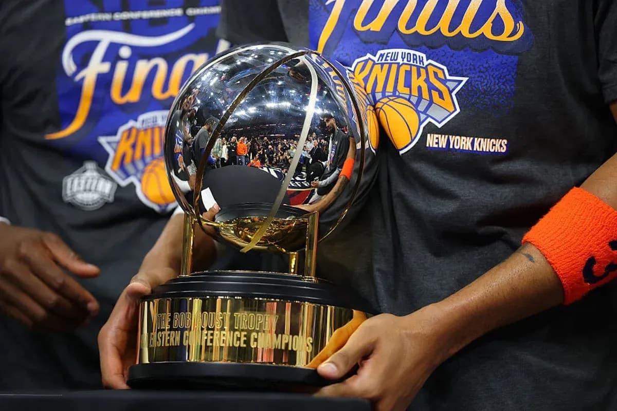 O'yinchilar Bob Cousy trophy bilan kutub turishmoqda