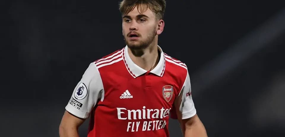 O'yinchi Arsenal formasida maydonda harakatlanmoqda
