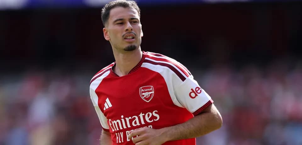Futbolchi Arsenal formasida maydonda yurmoqda