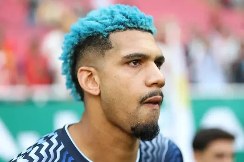 Futbolchi o'yin oldidan tayyorgarlik ko'rmoqda
