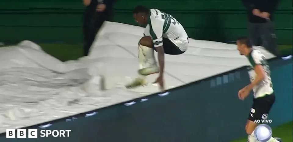 Futbolchi maydonidan chiqayotgan o'yinchi