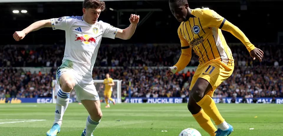 Leeds and Brighton players competing for the ball