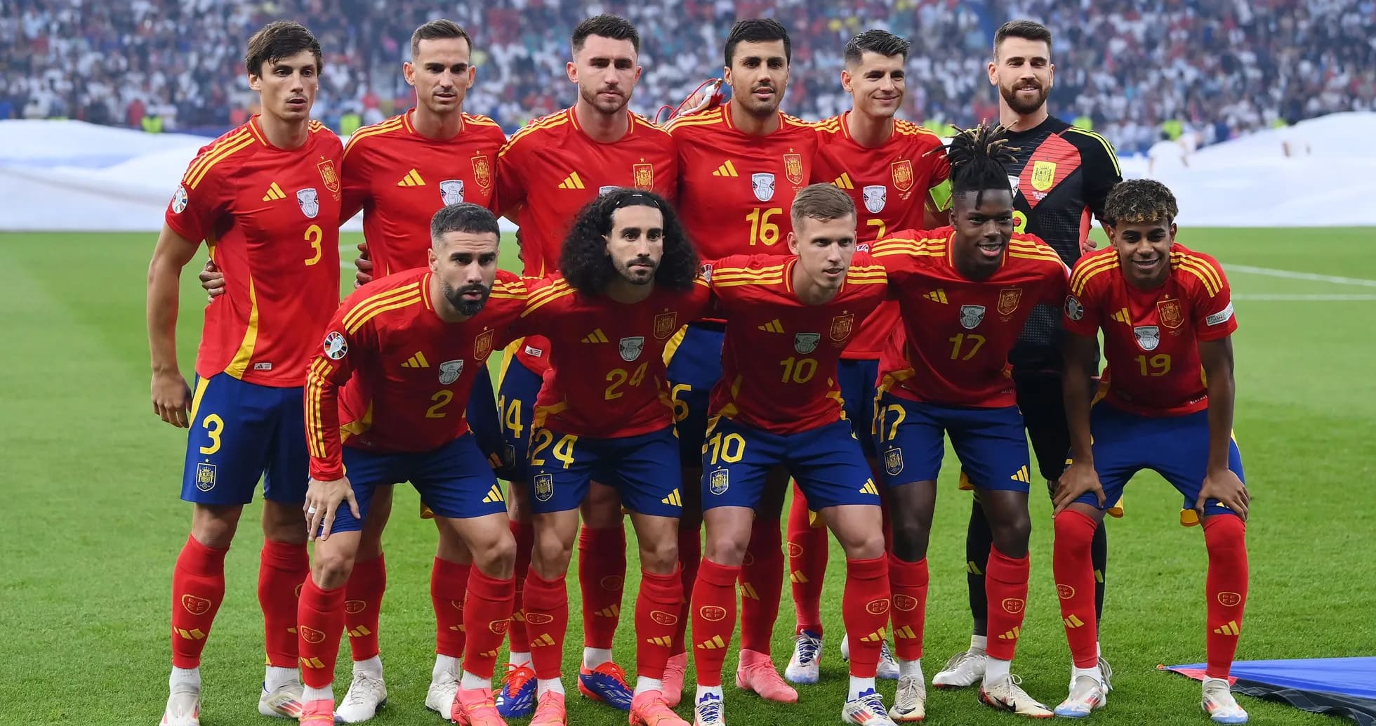 Ispaniya futbol jamoasi maydonda pozada turibdi