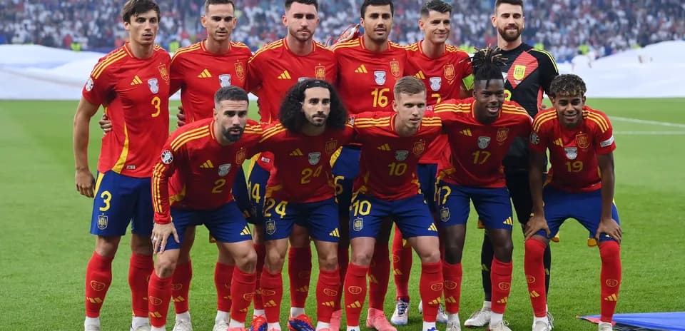 Ispaniya futbol jamoasi maydonda pozada turibdi