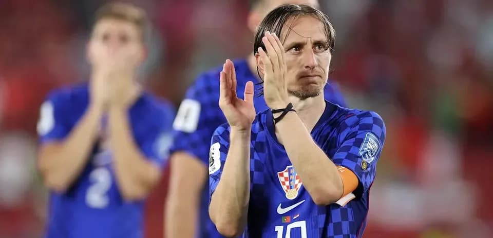 Futbolchi Luka Modrich muxlislarni qo'l silkitmoqda