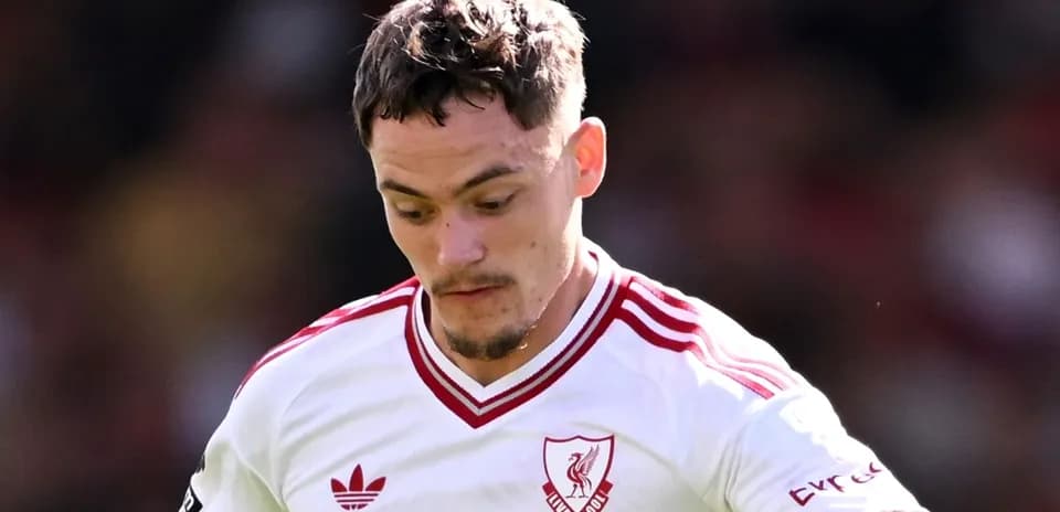Futbolchi Liverpool formasida maydonda harakatda