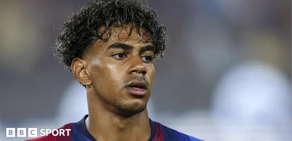 Futbolchi Barcelona formasida, o'yin paytida