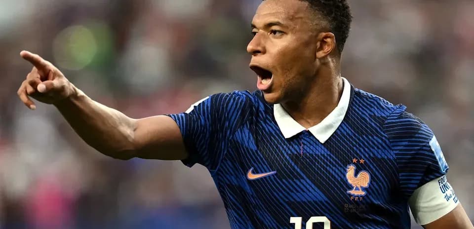 Futbolchi o'yin davomida jamoasiga ko'rsatma beradi