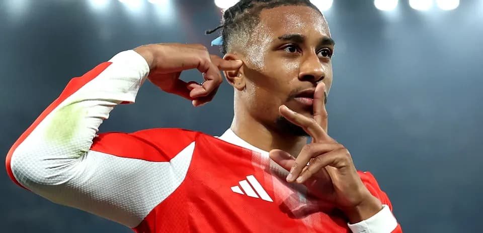Futbolchi gol urganidan keyin jimlik belgilamoqda