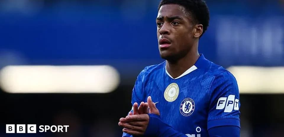 Futbolchi Chelsea formasida, o'yin davomida
