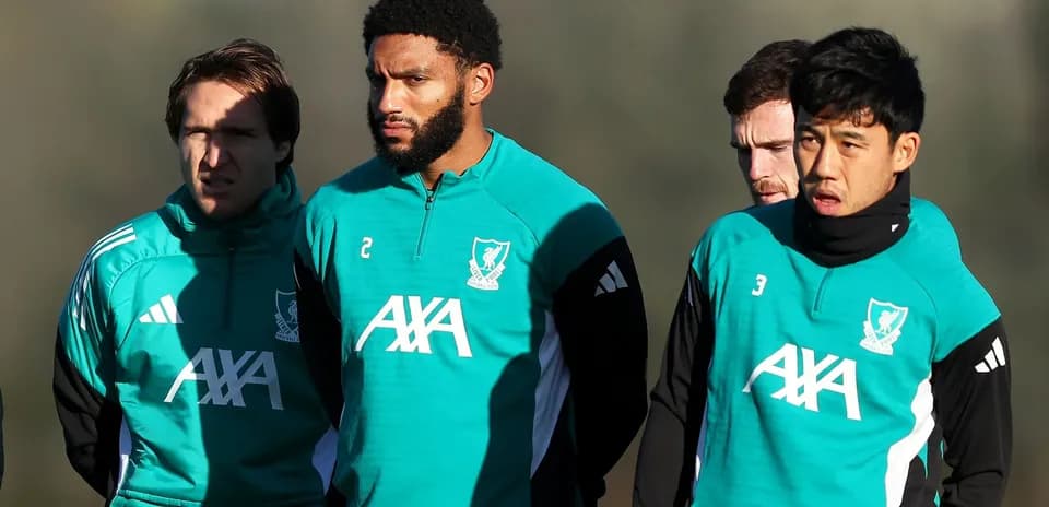 Futbolchilar treningda, jamoa kiyimida