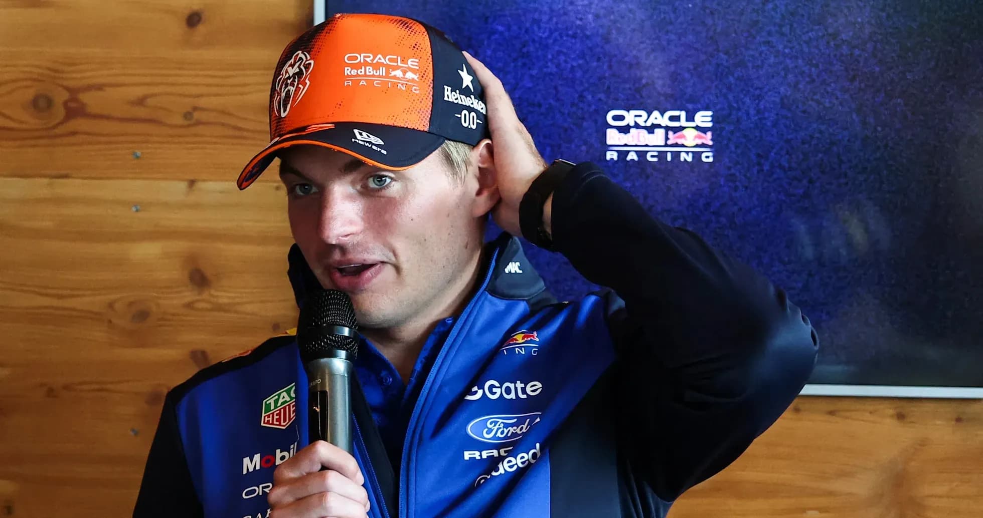Yoshgi mikrofonga gapirayotgan Formula 1 haydovchisi