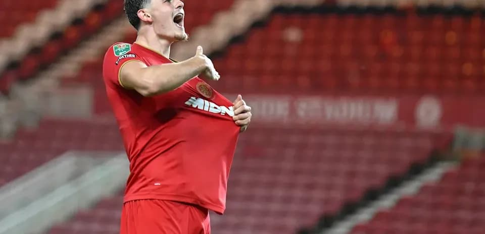 Futbolchi g'alaba nishonlayotgan holati