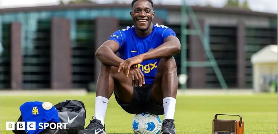 Futbolchi mashg'ulot maydonida o'rnashgan