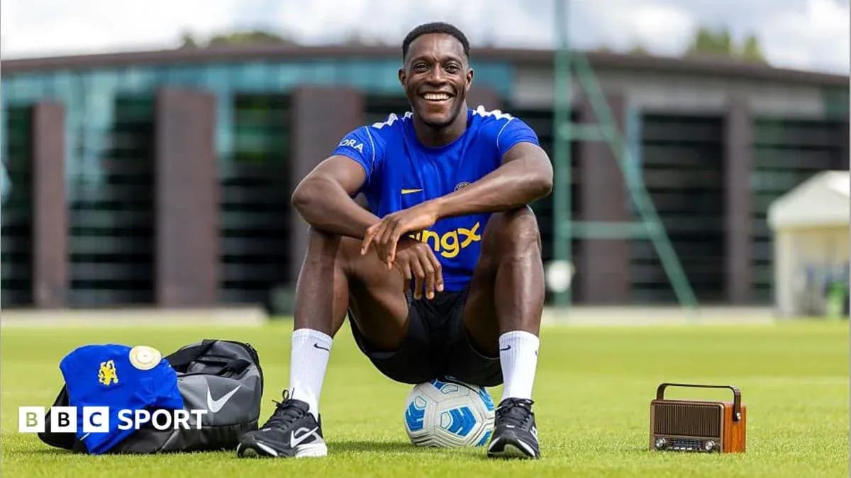 Futbolchi mashg'ulot maydonida o'rnashgan