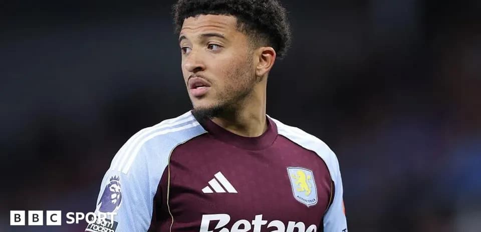 Futbolchi Aston Villa formasida o'yin maydonida